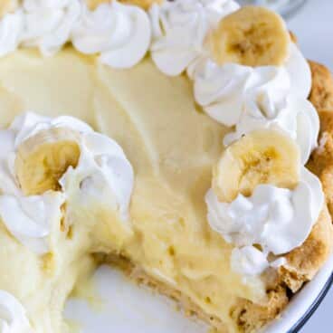 banana cream pie with sliced bananas on top.