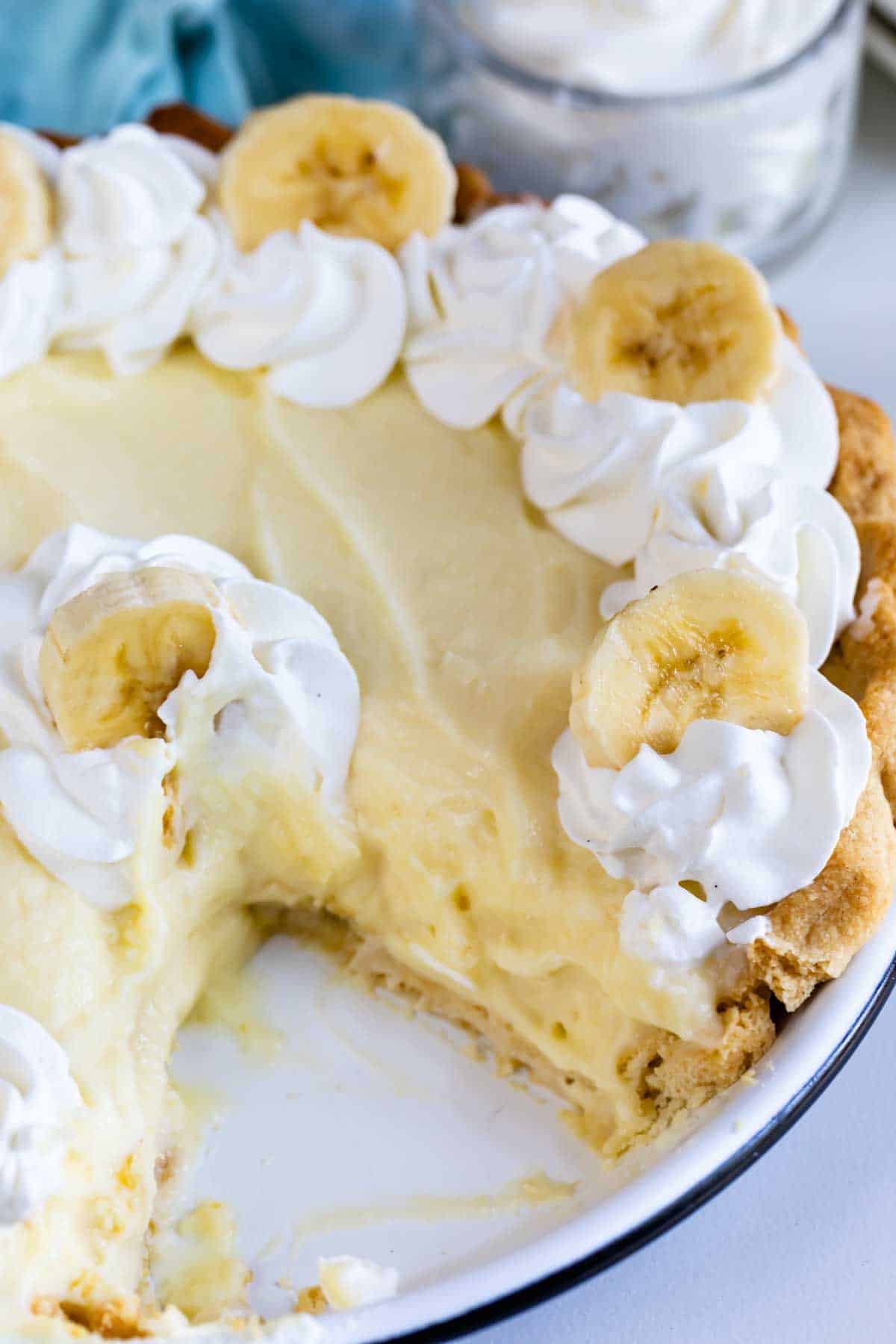 banana cream pie with sliced bananas on top.