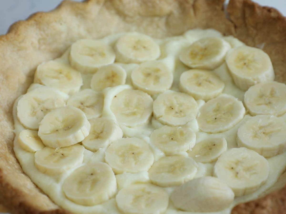 process shot of banana cream pie.