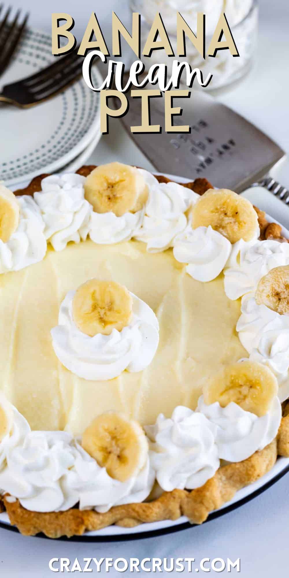 banana cream pie with sliced bananas on top with words on the image.