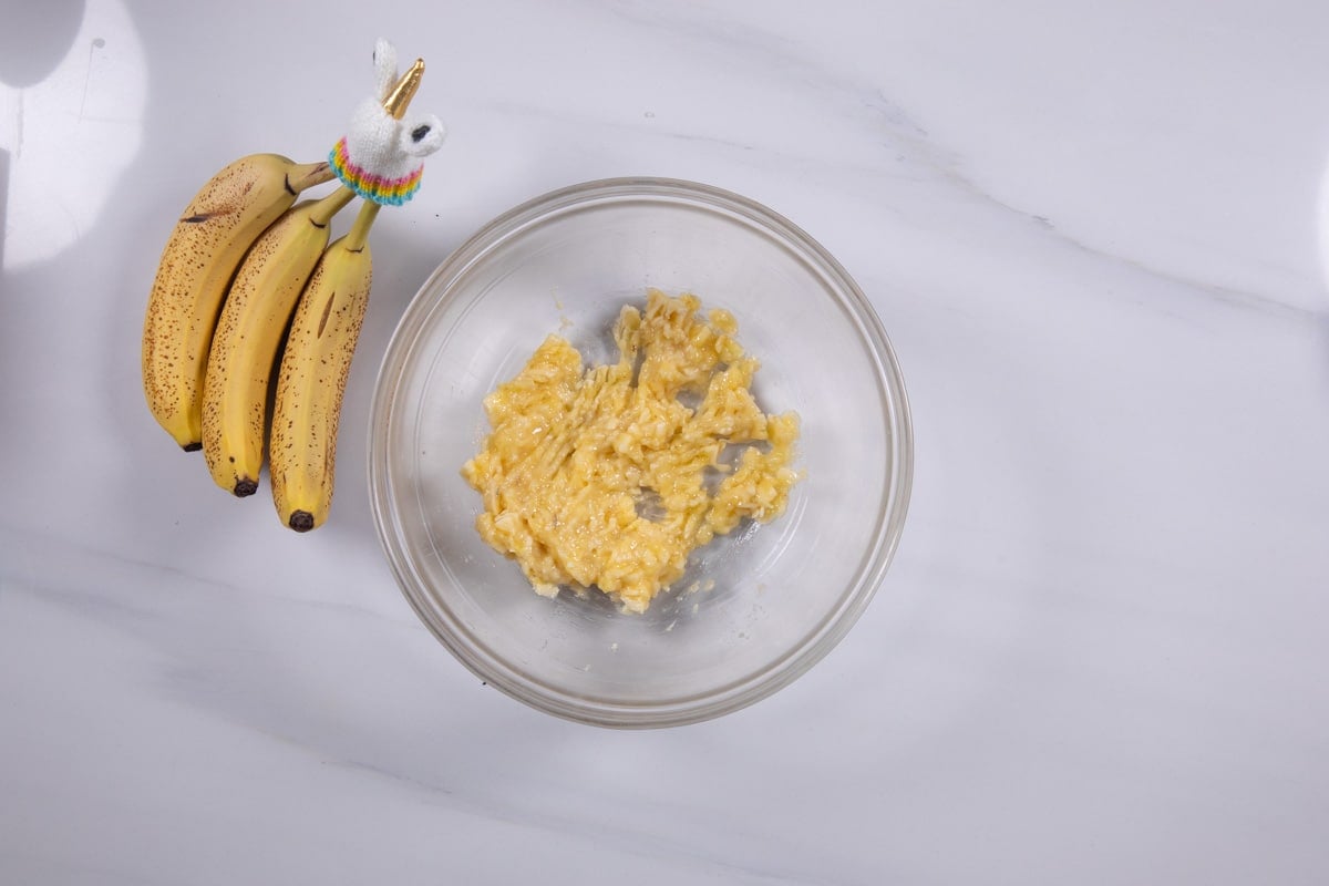 process shot of banana pudding cake being made.