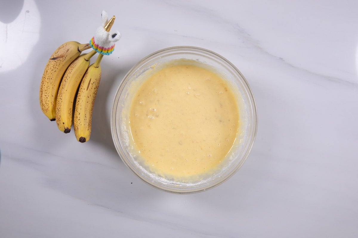 process shot of banana pudding cake being made.