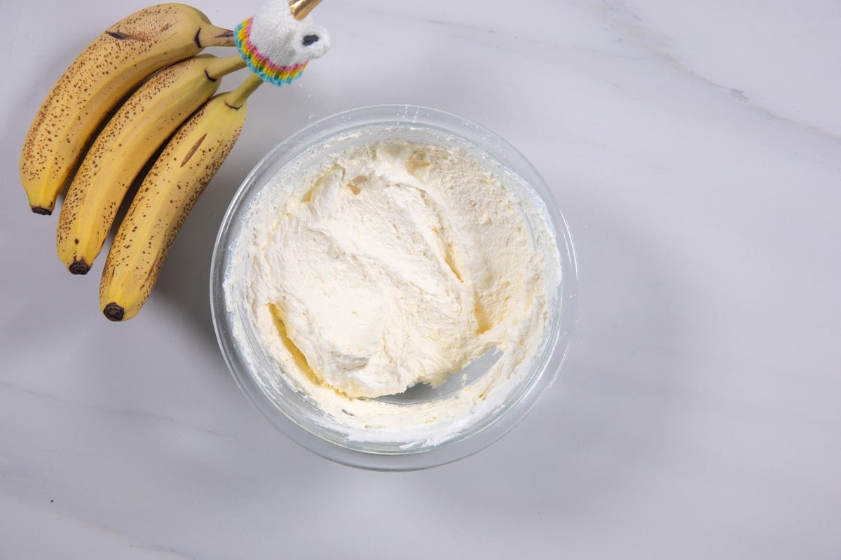 process shot of banana pudding cake being made.