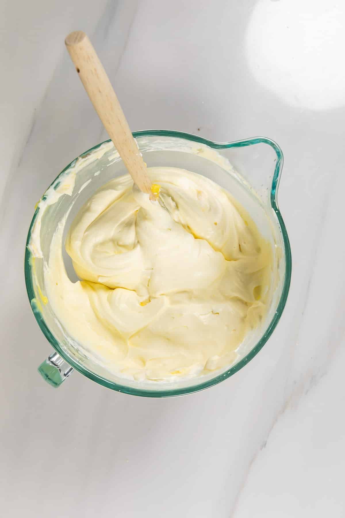 process shot of banana pudding being made.