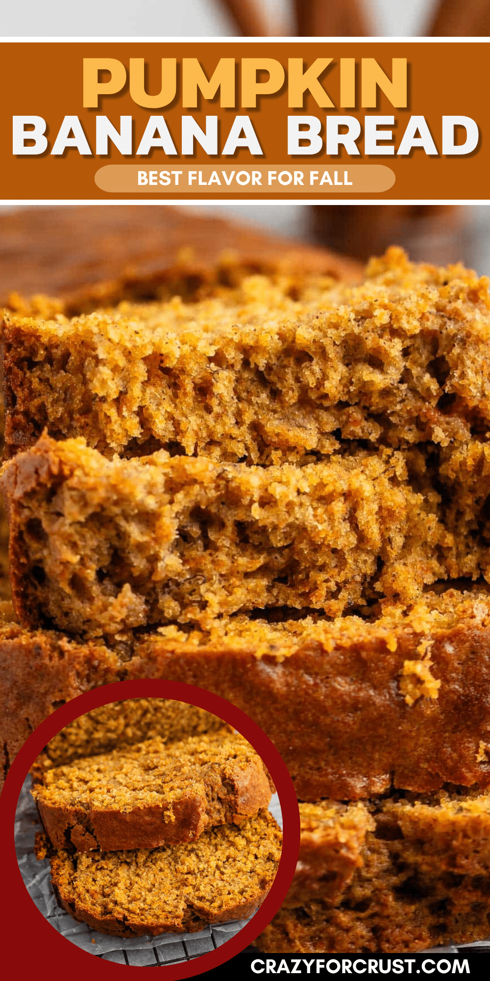 Gros plan de tranches de pain à la banane et à la citrouille, mettant en valeur leur texture moelleuse. La tarte en bas à gauche montre plus de tranches de pain à la banane et à la citrouille sur une grille. La superposition de texte indique Pain à la citrouille et aux bananes - La meilleure saveur de l'automne.