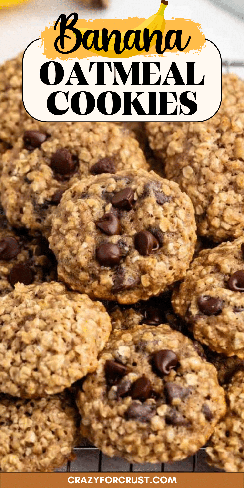 Gros plan de biscuits à l'avoine et à la banane avec des pépites de chocolat, empilés ensemble sur une grille de refroidissement. Le texte ci-dessus indique Oatmeal Banana Cookies, et le site Web Crazyforcrust.com se trouve en bas.