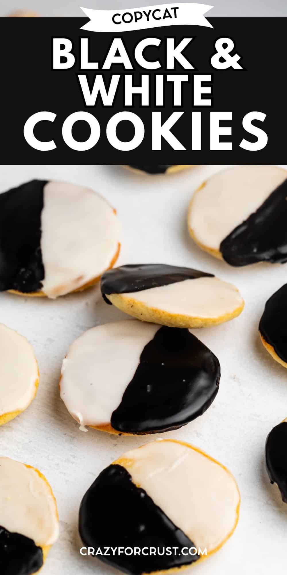 Les biscuits ronds sont décorés d'un glaçage moitié blanc et moitié glaçage noir, disposés sur une surface blanche. L’image contient un texte indiquant Copycat Black & White Cookies et crazyforcrust.com.