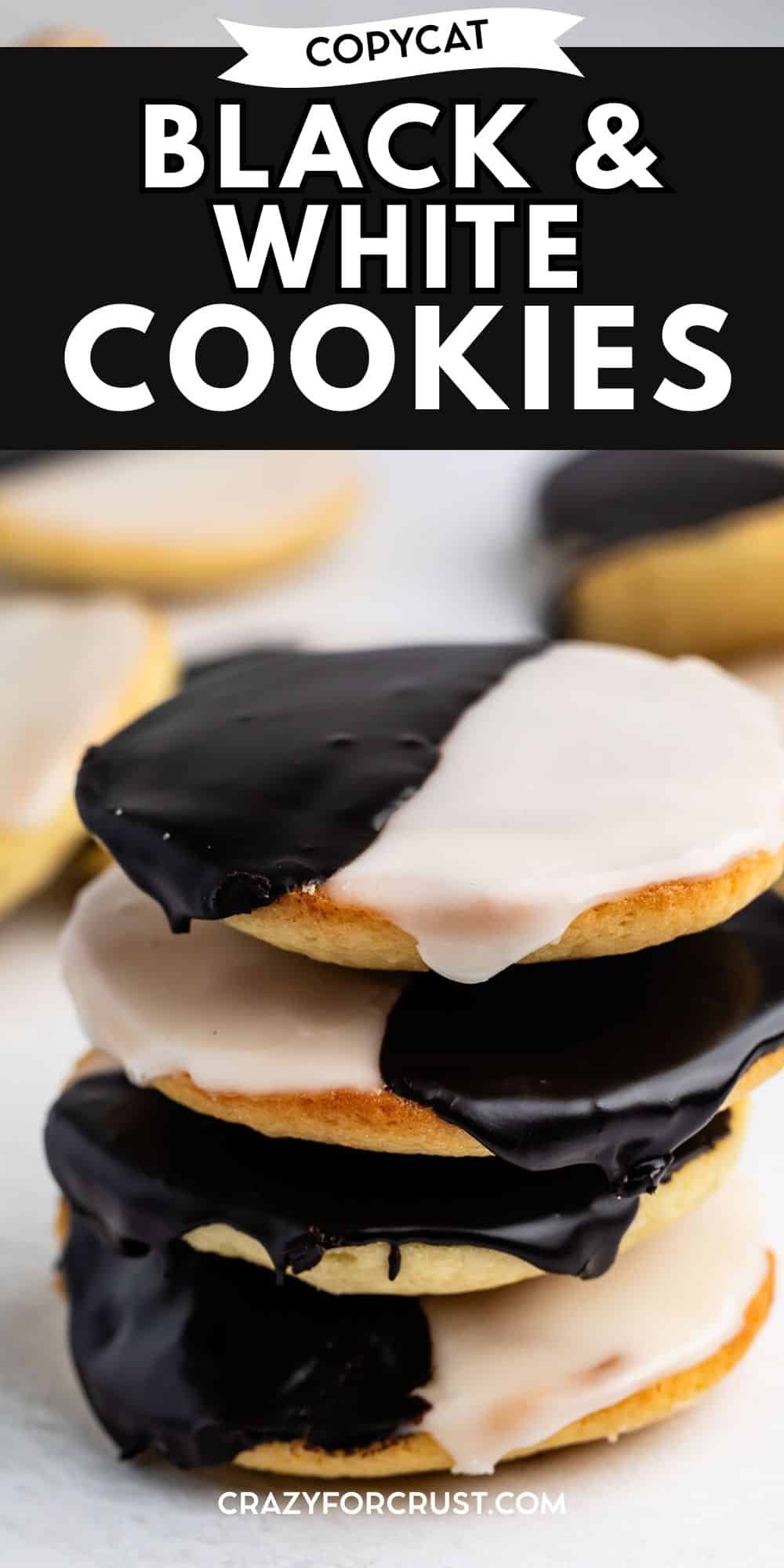 Une pile de biscuits noirs et blancs avec moitié chocolat et moitié crème blanche, sur fond clair. Le haut de l’image contient le texte Copycat Black & White Cookies.