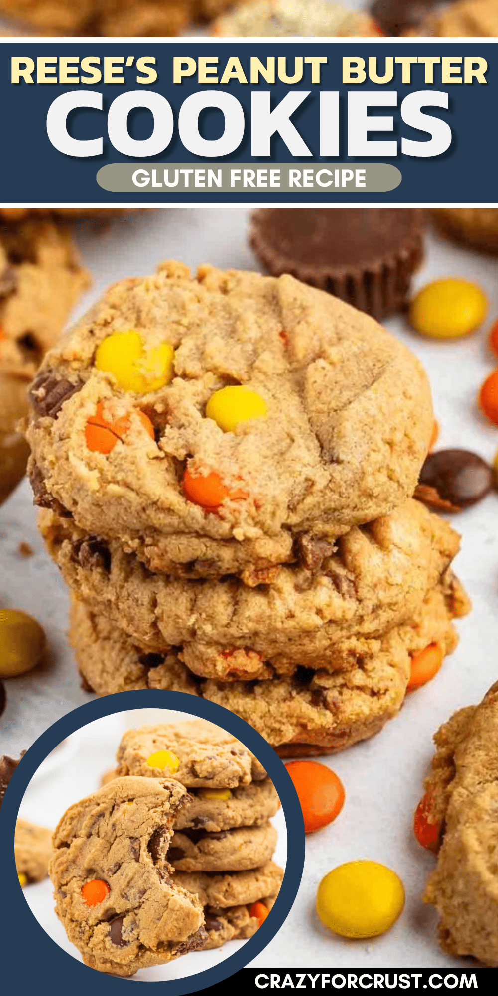 Une pile de biscuits au beurre de cacahuète sans gluten avec des bonbons Reese's Pieces, certains avec des morceaux retirés, apparaît sur une surface blanche avec d'autres bonbons dispersés autour. Le texte dit : 