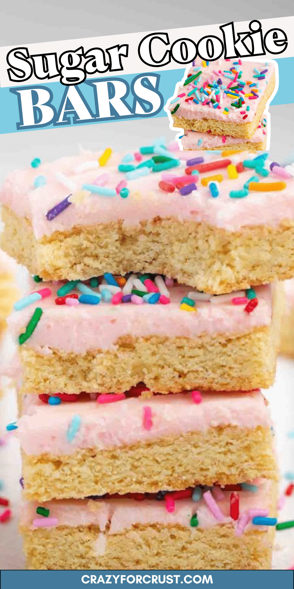 Meilleures barres de biscuits au sucre – Fou de croûte 3 Une pile de barres de biscuits au sucre givrées recouvertes de pépites colorées, avec les mots Sugar Cookie Bars en haut et crazyforcrust.com en bas.