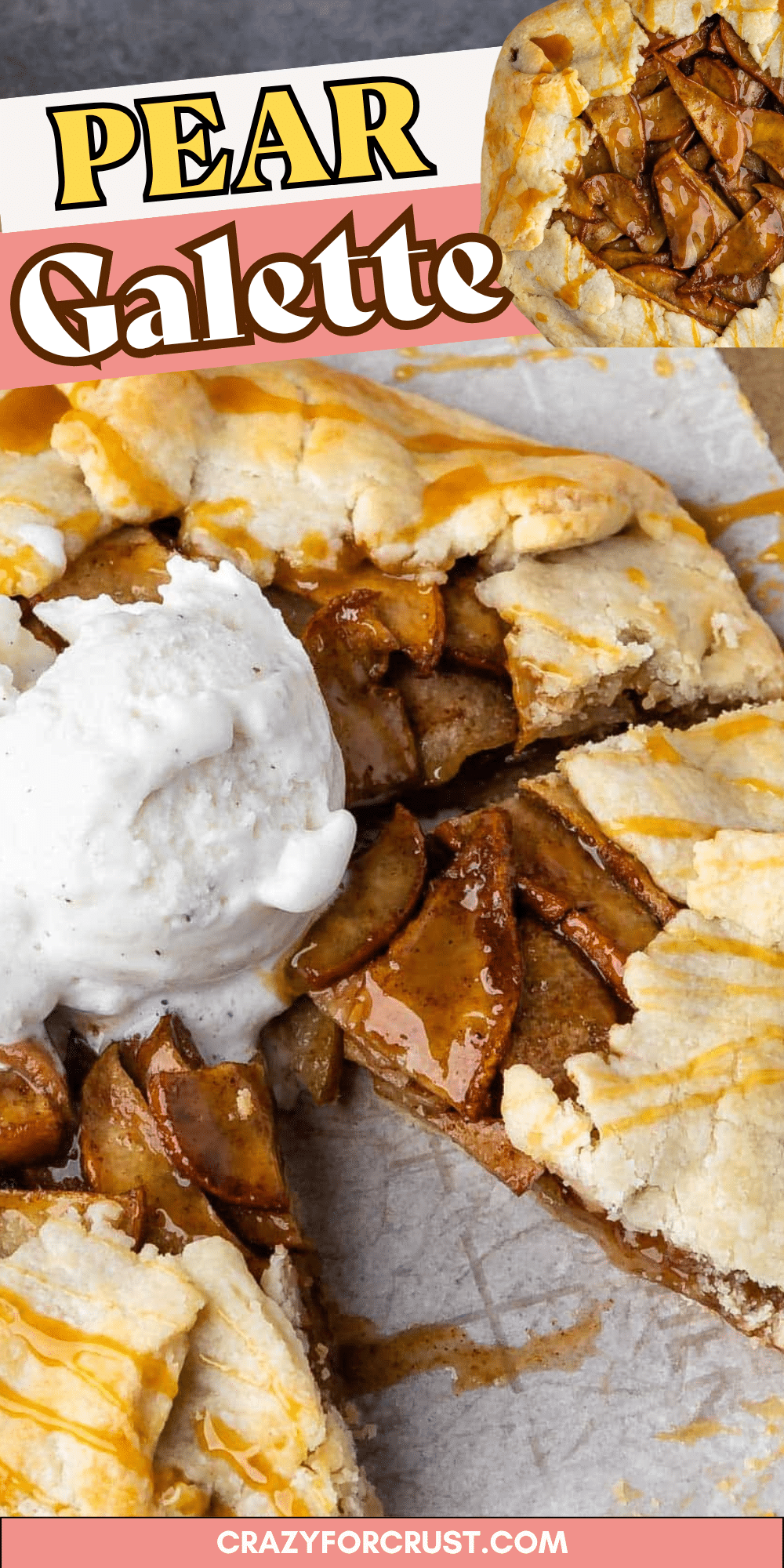 Gros plan d'une cocotte de poire rustique avec une croûte dorée, une garniture de poire épicée à la cannelle, un filet de sauce caramel et une boule de glace à la vanille sur le dessus. Le fond contient une tranche de galette et le texte Poire Galette.