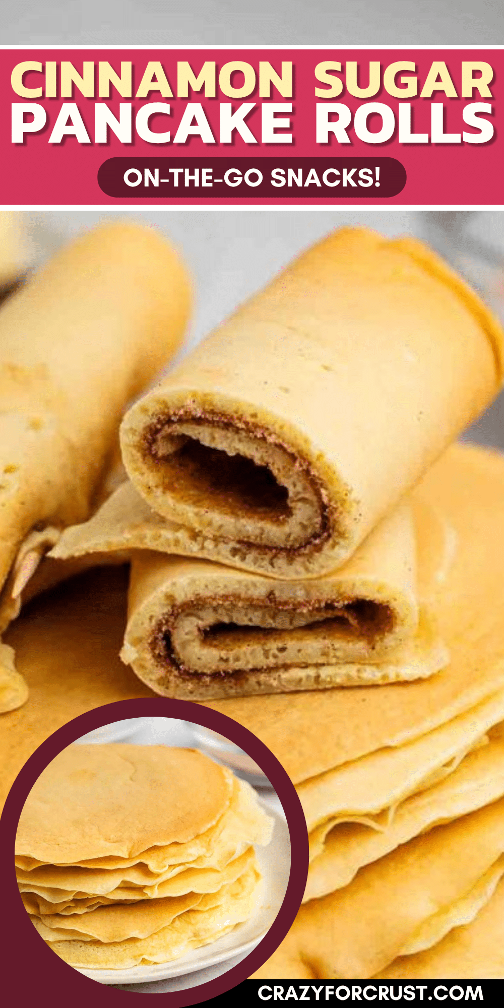 Rouleaux de tarte au sucre et à la cannelle - Fous de croûte 2 Un gros plan de crêpes à la cannelle et au sucre empilées sur une assiette, avec un petit intérieur circulaire montrant une pile de crêpes nature. Le texte dit : Rouleaux de tarte au sucre et à la cannelle : des collations à emporter !.