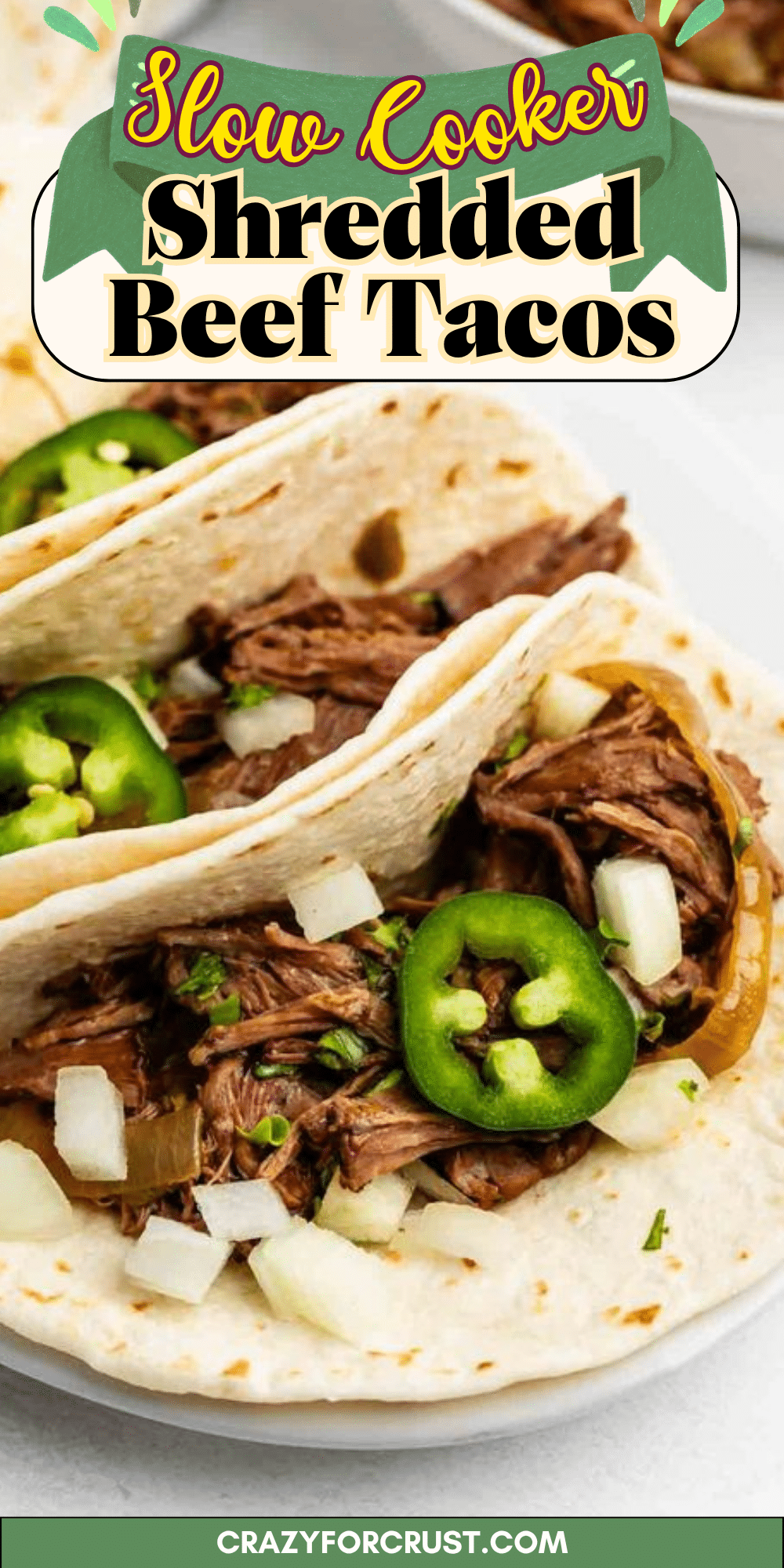 Tacos au bœuf râpé à la mijoteuse 6 Gros plan d'un taco de bœuf râpé dans une tortilla de farine, garni de tranches de jalapenos et d'oignons hachés. Le texte en haut indique Tacos au bœuf râpé à la mijoteuse et Crazyforcrust.com est en bas.