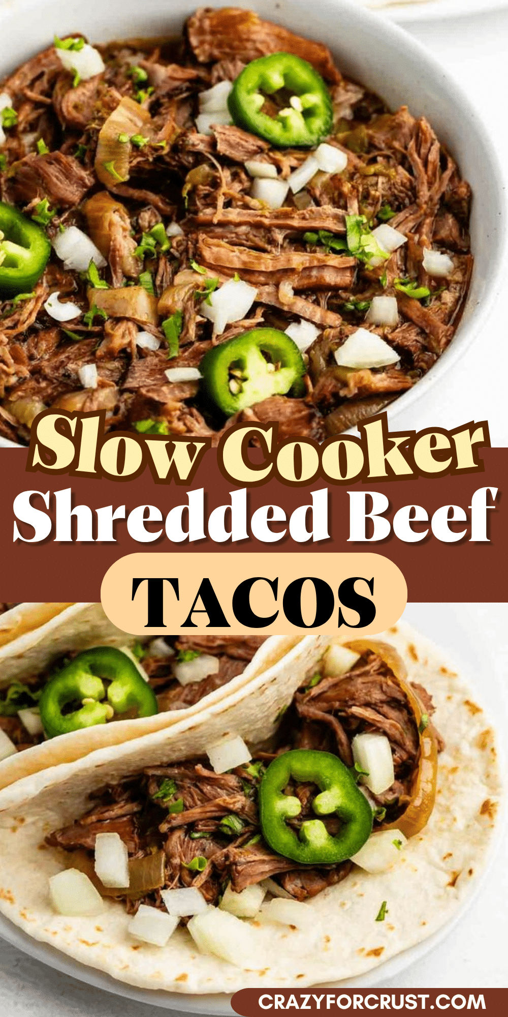 Tacos au bœuf râpé à la mijoteuse 5 Un bol de bœuf râpé garni d'oignons hachés et de coriandre est placé sur deux tortillas remplies de bœuf râpé, d'oignons et de jalapenos tranchés. La superposition de texte indique :